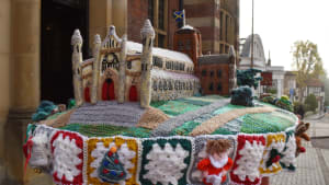 Amazing knitted postbox topper created of the cathedral